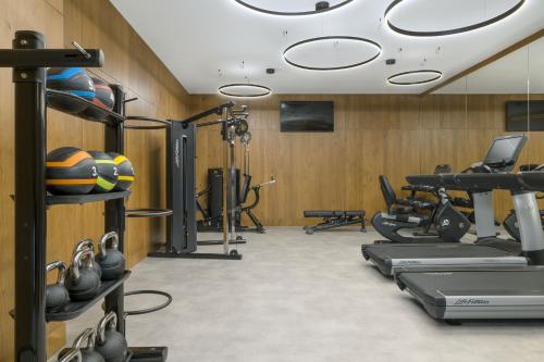 un gimnasio con cintas de correr y equipos de ejercicio en una habitación en Four Points by Sheraton Budapest Danube en Budapest