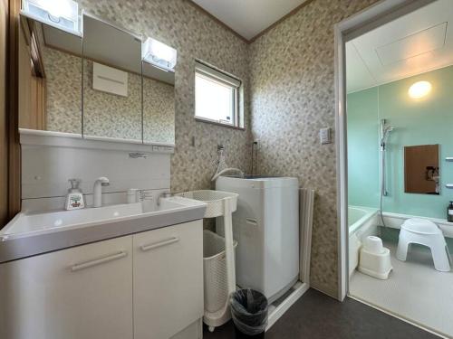 uma casa de banho com um lavatório, um WC e um chuveiro em Shirahama Yamate Rent Villa A-2-3 em Shirahama
