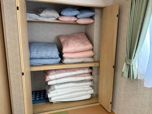 een kast gevuld met handdoeken en handdoeken bij Shirahama Yamate Rent Villa A-2-3 in Shirahama