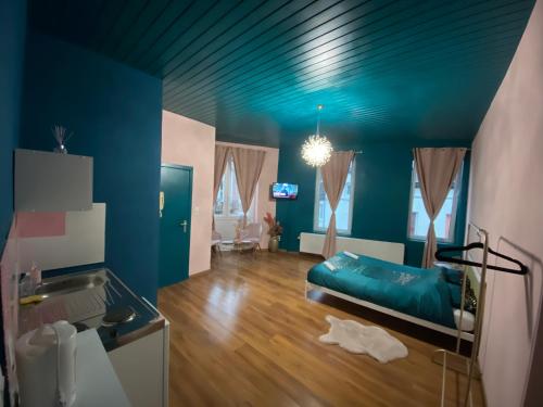 ein blaues Zimmer mit einem Bett und einem Waschbecken in der Unterkunft The Pink Blue in Lüttich