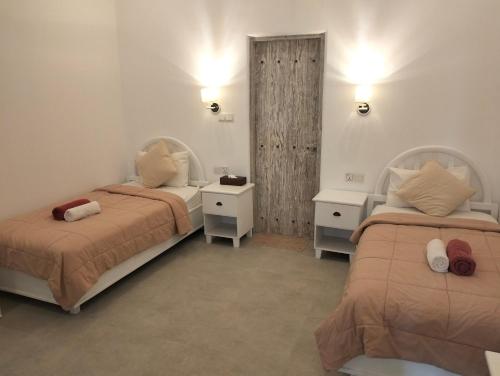 - une chambre avec 2 lits et 2 tables de chevet dans l'établissement White Coconut Resort, à Gili Trawangan