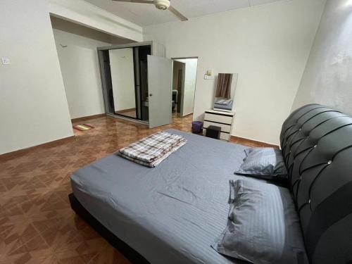 1 dormitorio con 1 cama grande en una habitación en RUFFI Homestay Taiping, en Simpang