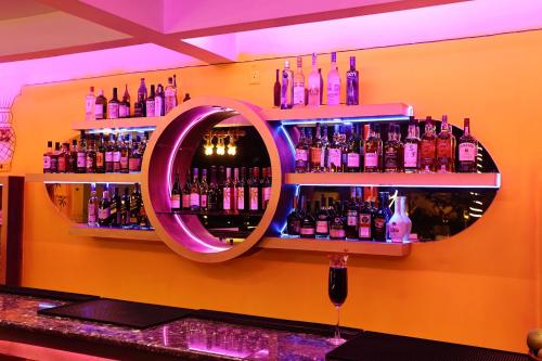 Lounge nebo bar v ubytování Goa Villagio Resort & Spa - A Unit of IHM, 10 Min Walk from Beach