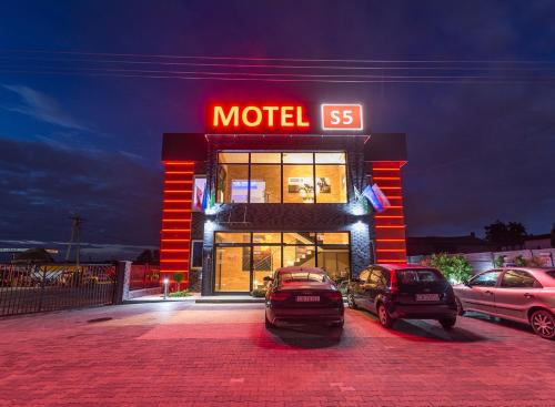 a motel is shown with cars parked in front of it at MOTEL S5 in Zbrachlin