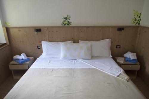 アーラにあるAgriturismo Maso Roccaの大型ベッド(白いシーツ、枕付)