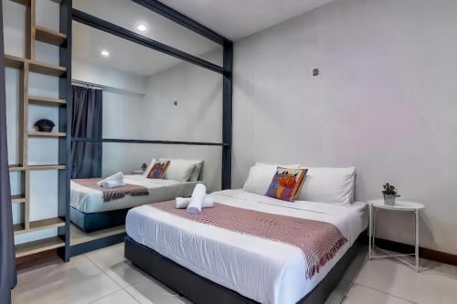 a bedroom with two beds in a room at Sunrise @ Gurney in George Town