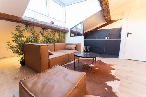 un salon avec un canapé et une table dans l'établissement Superbe Loft - Vieux Nice - Balnéo, à Nice