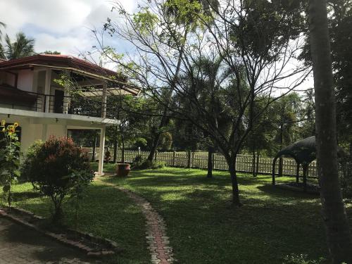 a yard with a fence and a house at VinSri Transit Home , Narammala, Kadahapola in Narammala