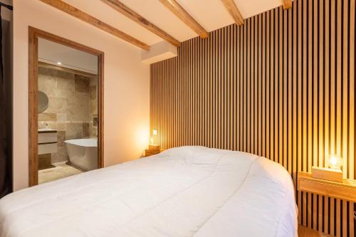 1 dormitorio con 1 cama y baño con bañera en Le Cocon Enneigé - Duplex 3 chambres, en Formiguères