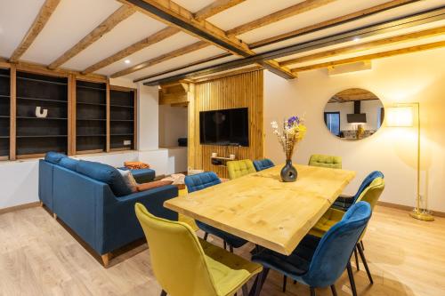 Una televisión o centro de entretenimiento en Le Cocon Enneigé - Duplex 3 chambres