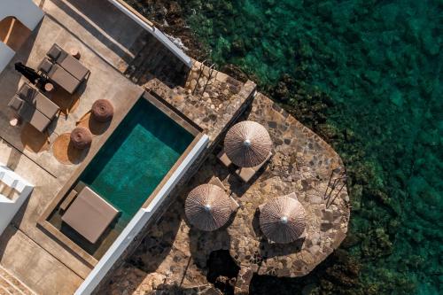 una vista aérea de una piscina con sombrillas en Minos Beach Art Hotel, a Member of Design Hotels, en Agios Nikolaos