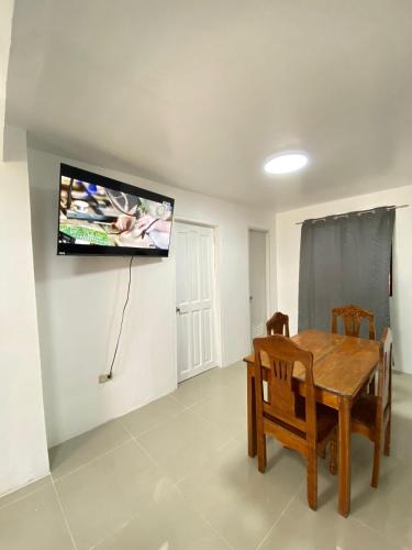 Μια τηλεόραση ή/και κέντρο ψυχαγωγίας στο Casa Luna 2 Bedroom House