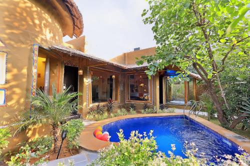 ein Haus mit Pool im Hof in der Unterkunft Nature Village Resort in Pushkar