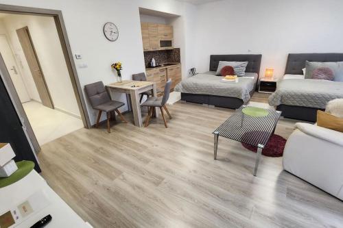 Apartman Praha في براغ: غرفة معيشة مع أريكة وسرير وطاولة
