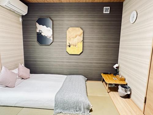 - une chambre avec un lit et un mur en bois dans l'établissement Tenkachaya - Vacation STAY 15172, à Osaka