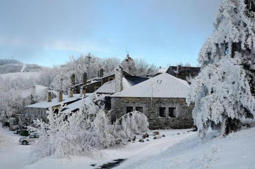 Casa rural Raiceira durante o inverno
