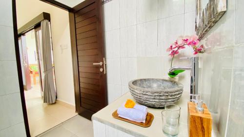 baño con lavabo en la encimera en Villa magica, en Ubud