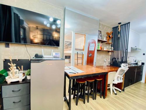 A cozinha ou cozinha compacta de Antara-QueenBed-Balcony-HotShower-WorkCoffee Station-FullKitchen