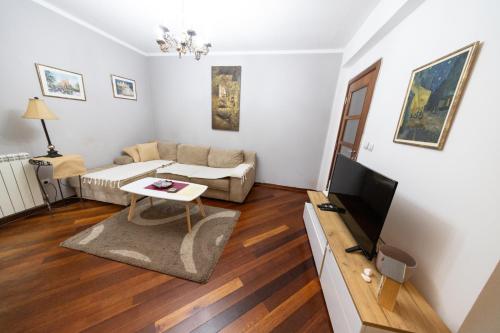 Televisyen dan/atau pusat hiburan di Lux Place Apartments Downtown