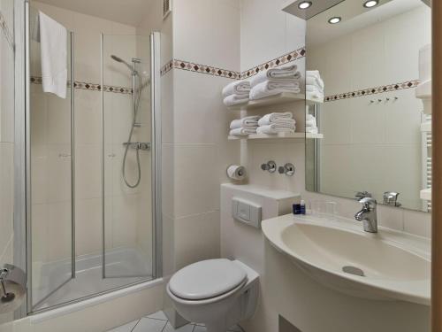 a bathroom with a shower and a toilet and a sink at Apartments im Ferien- und Freizeitpark Weissenhäuser Strand, Weissenhäuser Strand in Weissenhäuser Strand