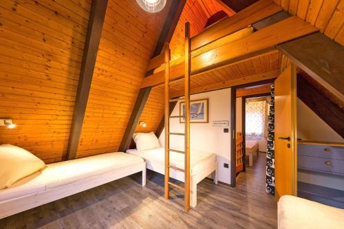 Zimmer mit 2 Etagenbetten in einem Holzhaus in der Unterkunft Holiday park Immenstaad - DBE02005-FYC in Immenstaad am Bodensee