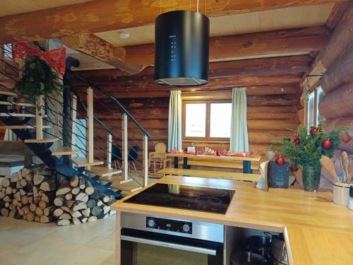Una cocina o zona de cocina en wellness srub U Holubů