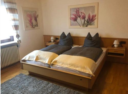 um quarto com uma cama grande e 2 mesas de cabeceira em Lenche Gasthaus Neumayer 