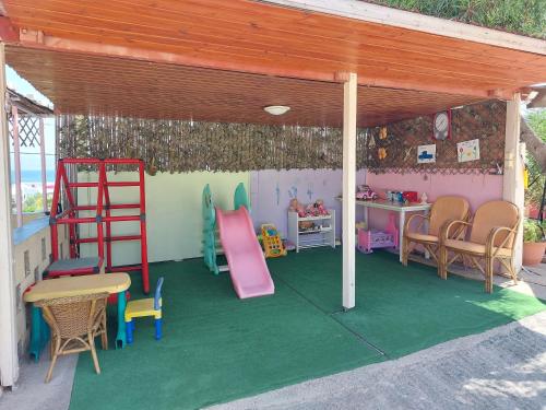 plac zabaw z krzesłami, stołem i drabiną w obiekcie View Villas w mieście Hersonissos