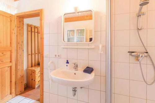 Et badeværelse på Holiday Home Langenhorn - DNS09101i-F