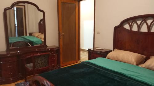 um quarto com uma cama e um espelho grande em Heliopolis Almazah apartment em Cairo