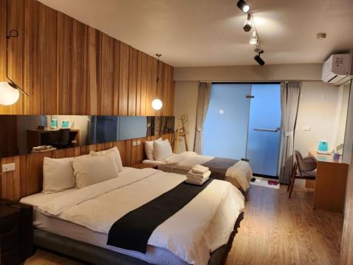 1 dormitorio con 1 cama grande y escritorio en 一田一墅 民宿, en Wujie