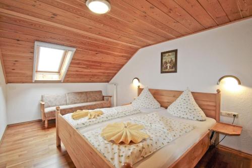 1 dormitorio con 1 cama grande y techo de madera en Wagnerhof, en Au am Inn