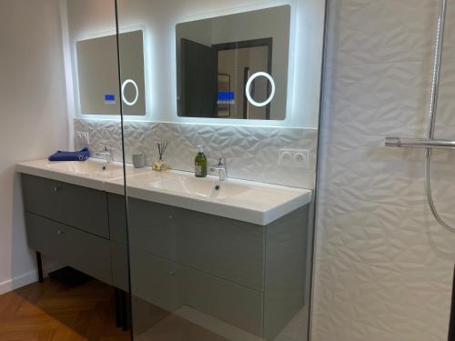 a bathroom with two sinks and a shower at Villa proche d'Avignon. in Le Pontet