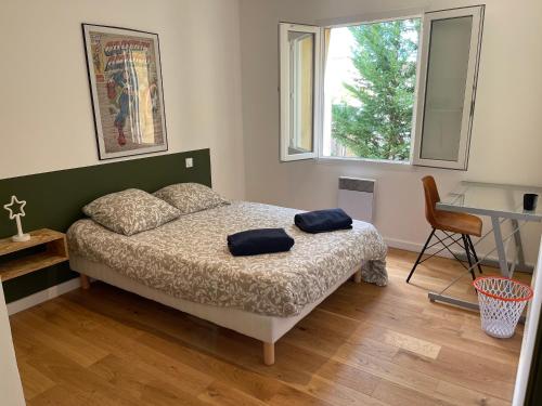 1 dormitorio con cama, escritorio y ventana en Villa proche d'Avignon., en Le Pontet
