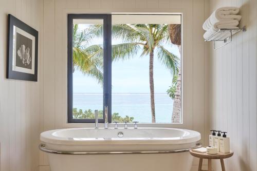 Ванная комната в LUX* Belle Mare Resort & Villas