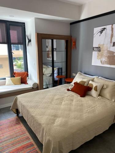 ein Schlafzimmer mit einem großen Bett mit Kissen darauf in der Unterkunft 2+1 luxury flat in The Center in Antalya