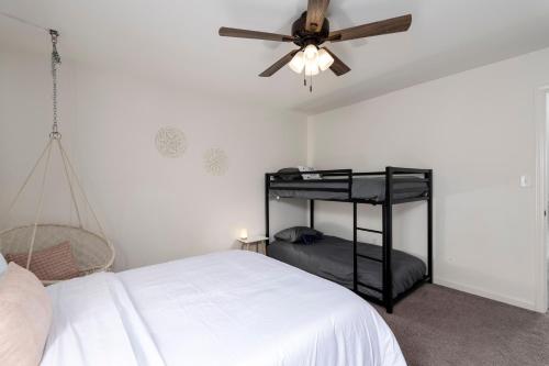 Uma ou mais camas em beliche em um quarto em Spacious Georgetown Gem Close to Attractions, FirePit Nights & Comfort Await!