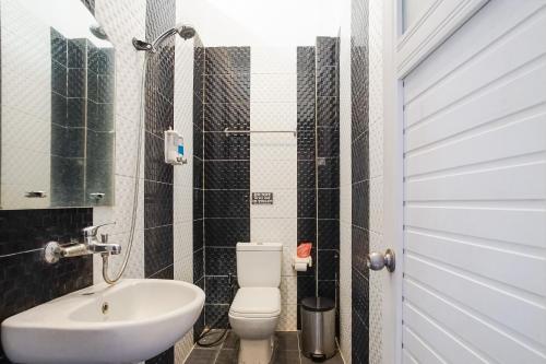 un piccolo bagno con servizi igienici e lavandino di Bali Backpacker Inn & Hostel ad Ubud