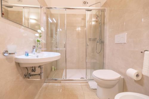 A bathroom at Hotel Magna Grecia