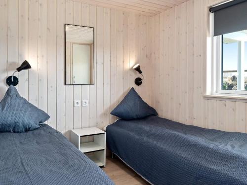 - une chambre avec 2 lits jumeaux et un miroir dans l'établissement Holiday home Kappeln XXVI, à Kappeln