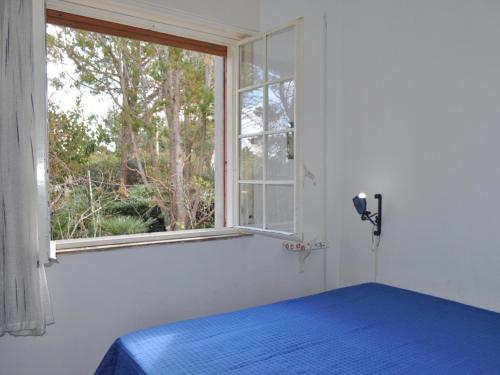 1 dormitorio con cama y ventana en CASE VACANZA PERLA DEL SUD, en San Vito lo Capo