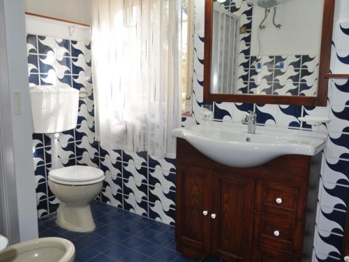 y baño con lavabo y aseo. en CASE VACANZA PERLA DEL SUD, en San Vito lo Capo