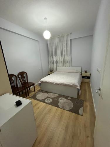 - une chambre avec un lit, une table et des chaises dans l'établissement SALA Apartment, à Shkodër