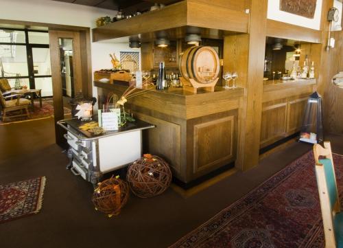 Zimmer mit einer Bar mit Tisch und Körben in der Unterkunft Park-Hotel in Bad Hönningen