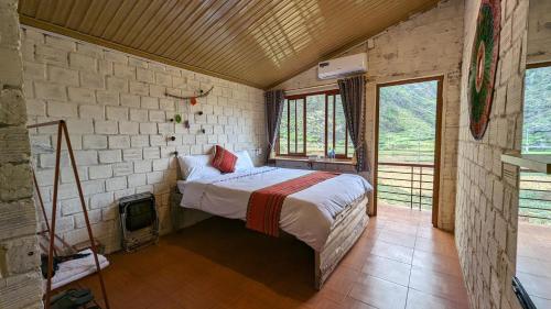 1 dormitorio con 1 cama y TV. en Xúa Vừ Homestay en Mèo Vạc