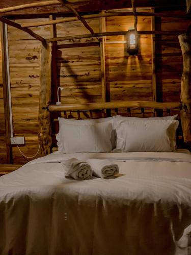 Ένα ή περισσότερα κρεβάτια σε δωμάτιο στο LAMIACEAE WOOD CABIN