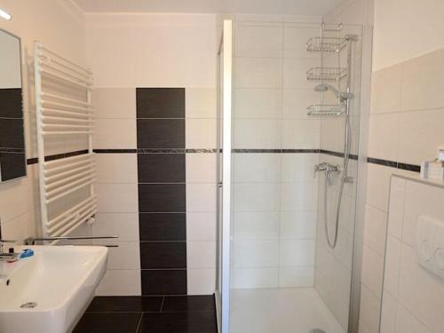 ein Bad mit einer Dusche und einem Waschbecken in der Unterkunft Studio apartment Wyk auf Föhr - DNS10103j-S in Wyk auf Föhr