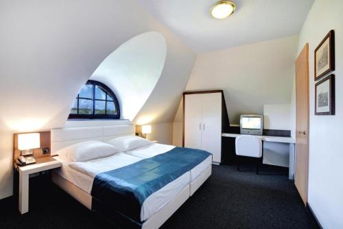Säng eller sängar i ett rum på Holiday Resort Van der Valk, Linstow