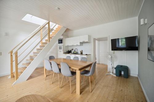 cocina y comedor con mesa de madera y sillas en limehome Dresden Tannenstraße, en Dresden