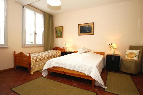Holiday home Rosenhof, Lenzen في Lenzen: غرفة نوم بسرير واريكة